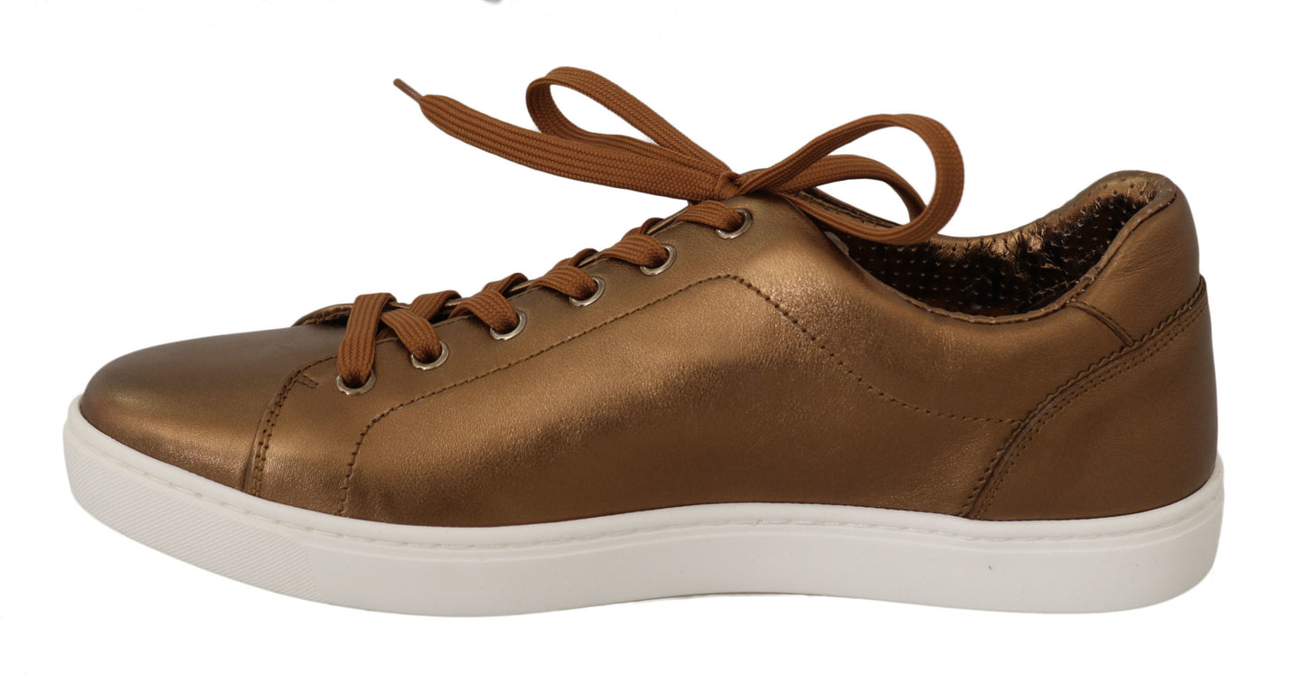 Goldene Sneaker aus Metallic-Leder