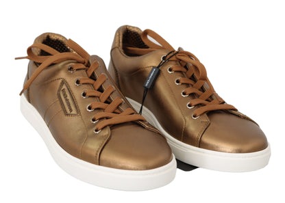 Goldene Sneaker aus Metallic-Leder