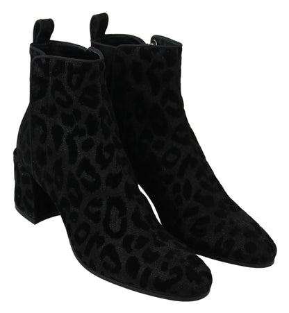 Elegante schwarze Stiefel mit Leopardenmuster