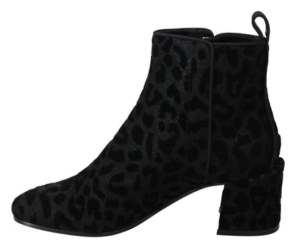 Elegante schwarze Stiefel mit Leopardenmuster