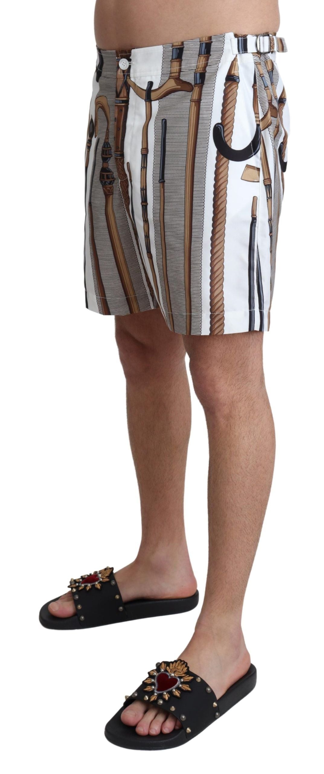 Elegante weiße und mehrfarbige Badeshorts