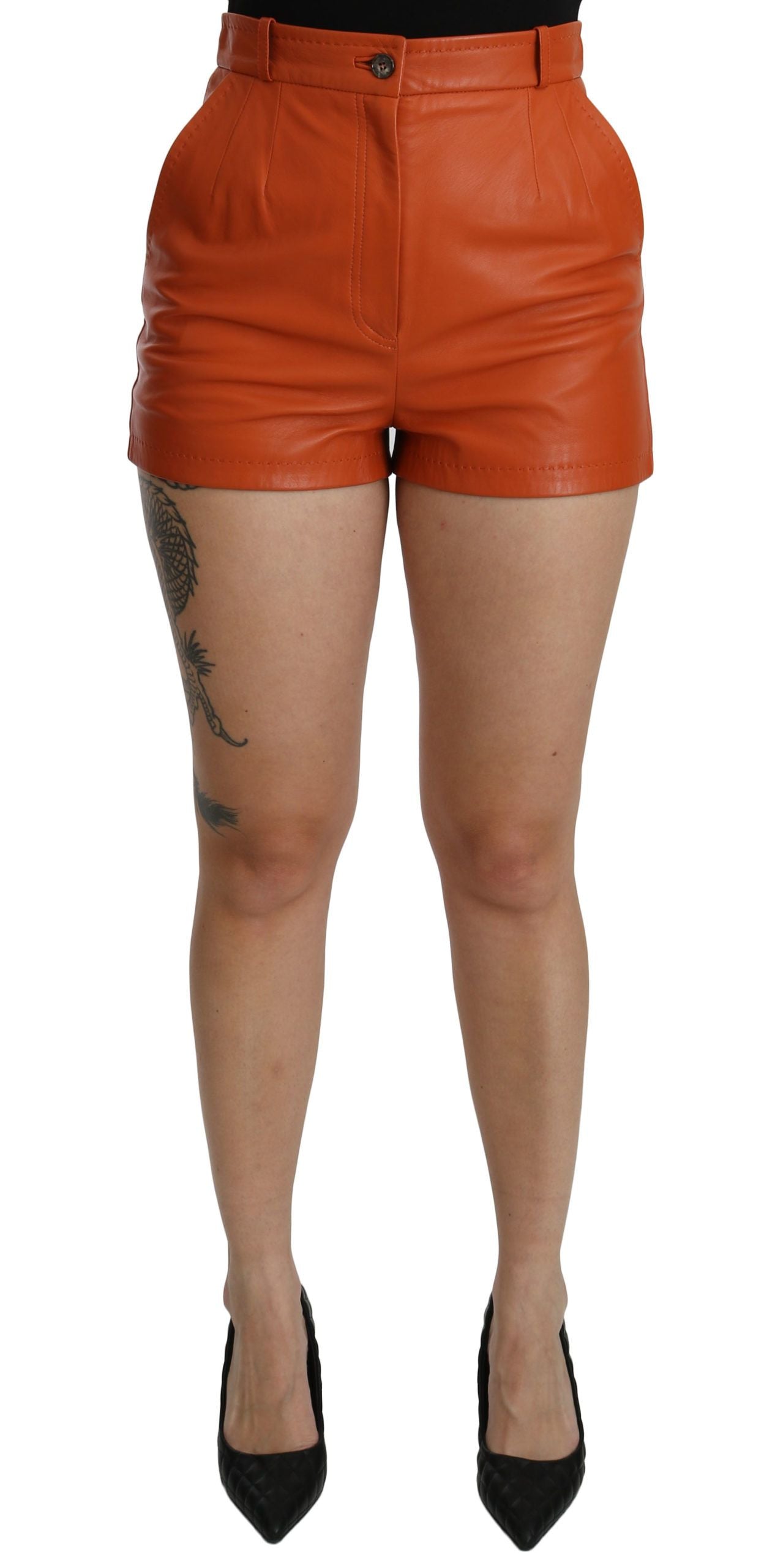 Schicke orangefarbene High Waist Hot Pants aus Leder