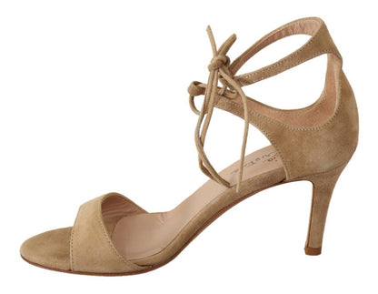 Elegante Pumps mit Fesselriemchen aus Wildleder in Beige