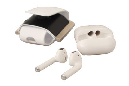 Schicke Airpods-Hülle aus Leder in Monochrom