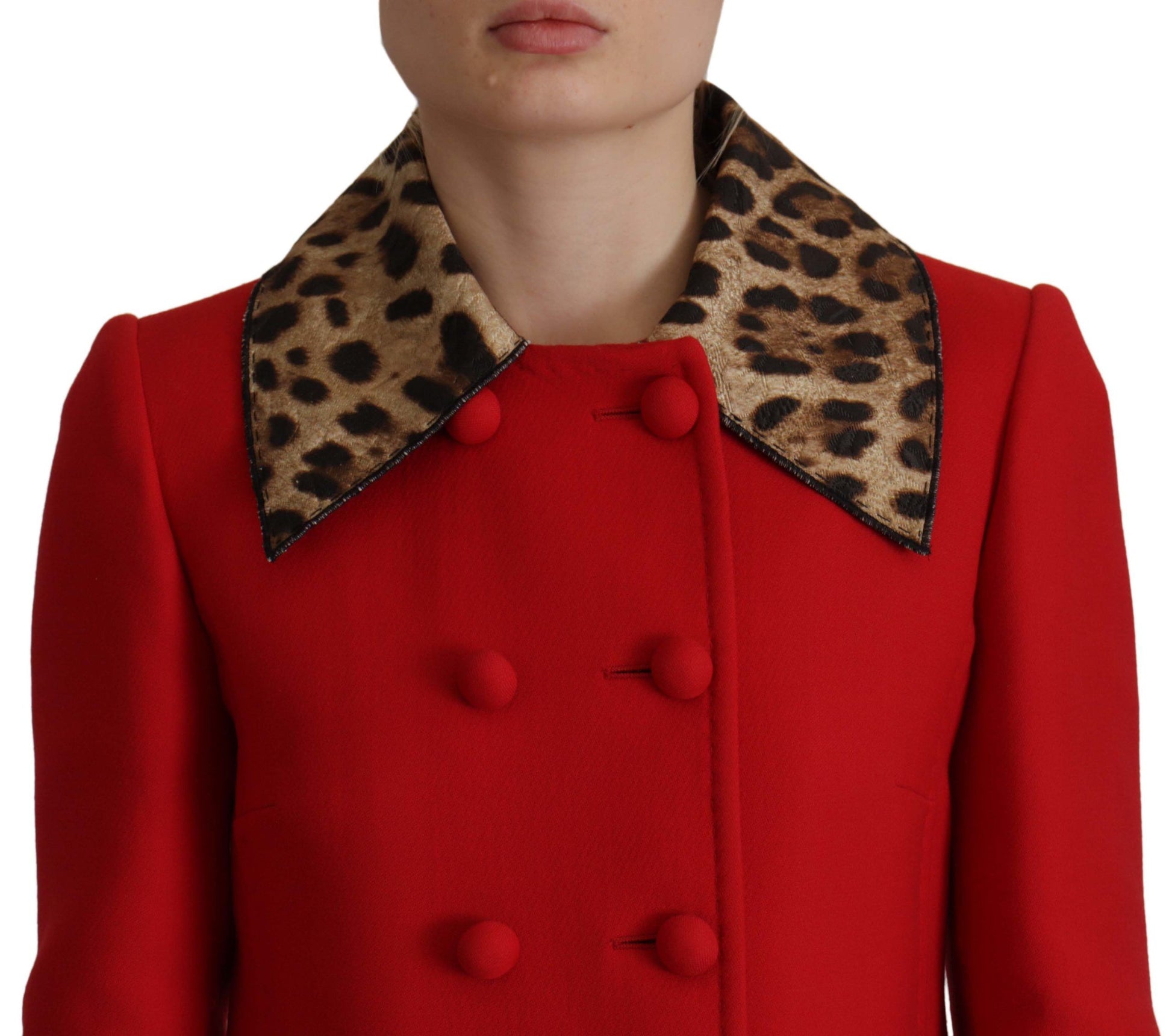 Eleganter roter Trenchcoat mit Leopardenmuster