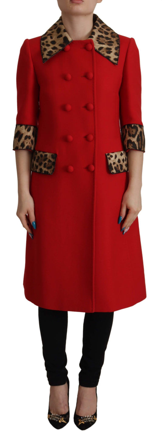 Eleganter roter Trenchcoat mit Leopardenmuster