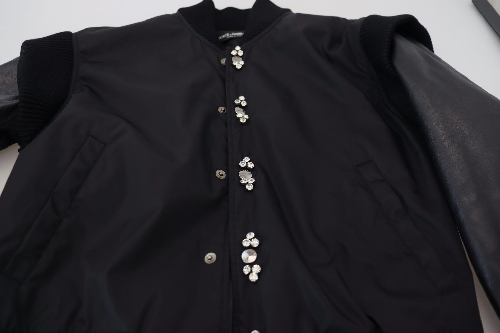 Elegante schwarze Bomberjacke mit Kristallverzierung