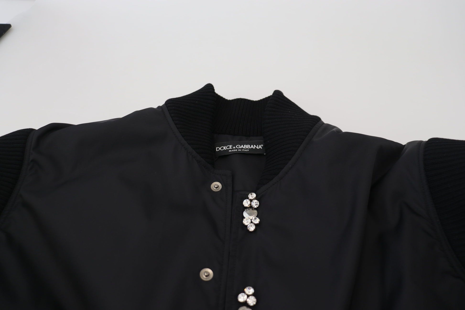 Elegante schwarze Bomberjacke mit Kristallverzierung