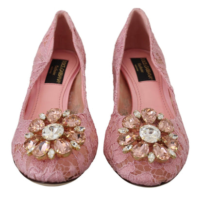 Pastellrosa Pumps mit Spitze und Kristallverzierung