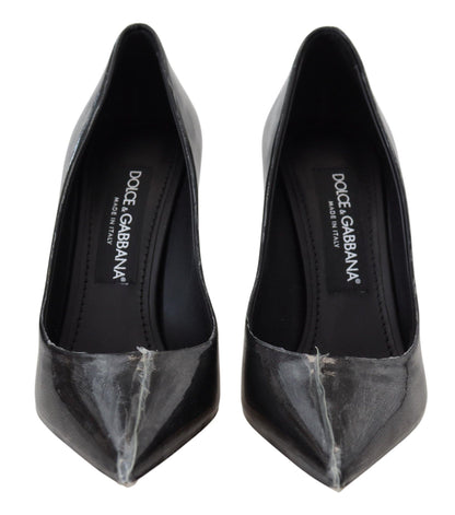 Elegante schwarze Pumps mit Golddetails