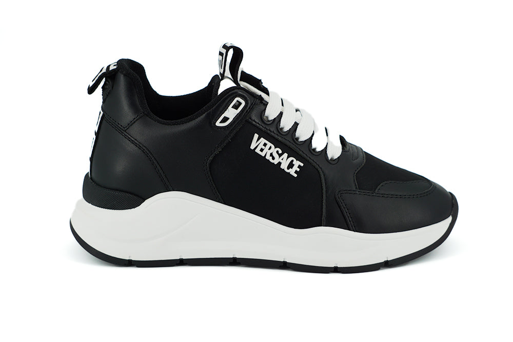 Elegante monochrome Leder-Sneakers