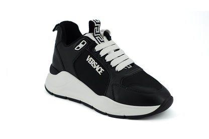 Elegante monochrome Leder-Sneakers