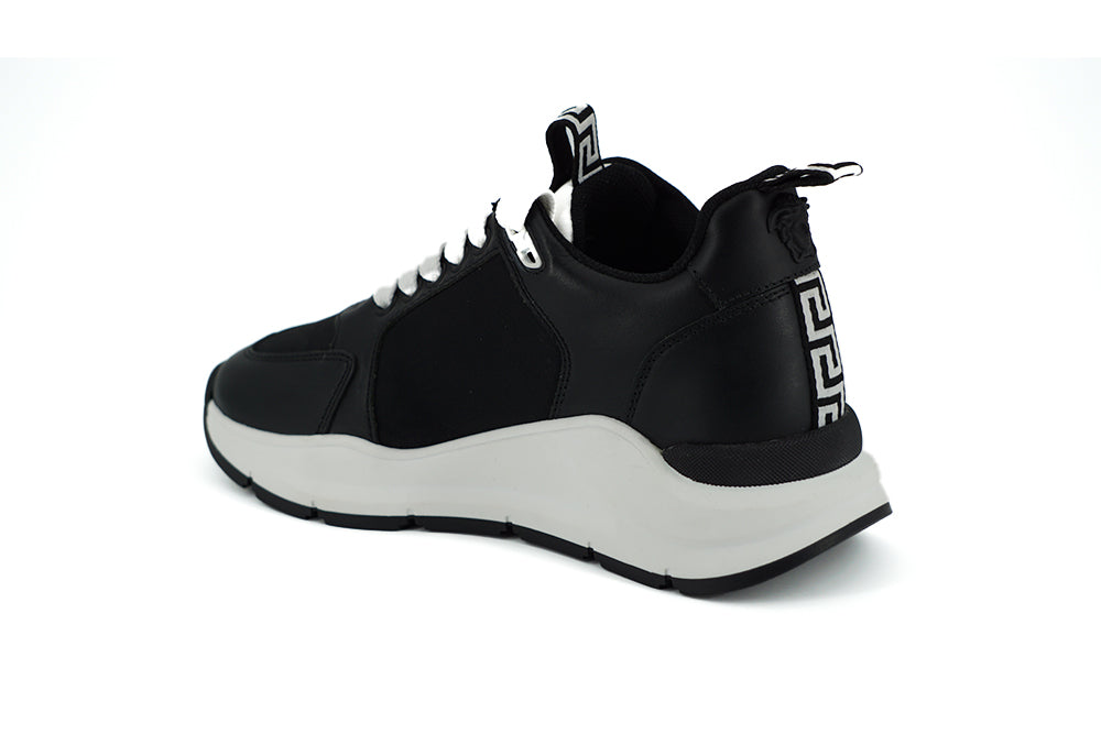 Elegante monochrome Leder-Sneakers