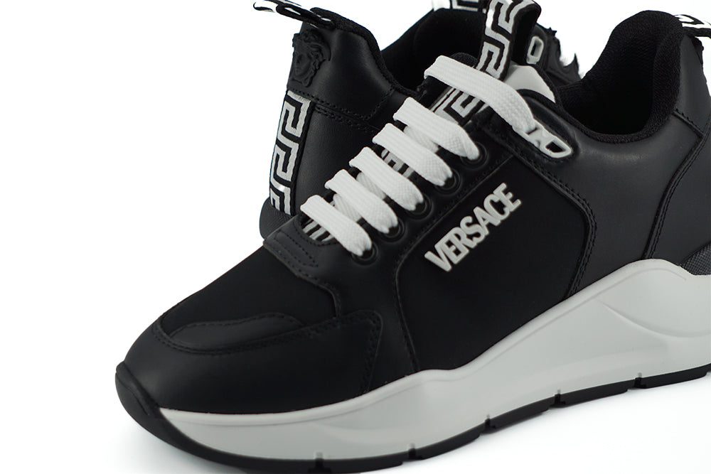 Elegante monochrome Leder-Sneakers