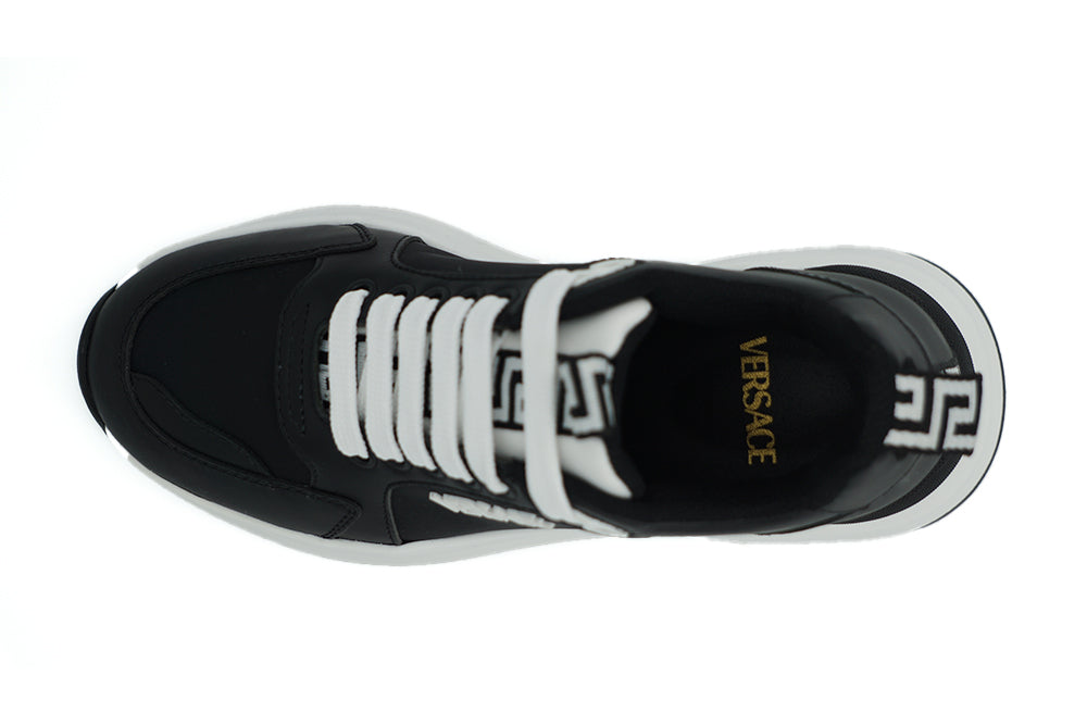 Elegante monochrome Leder-Sneakers