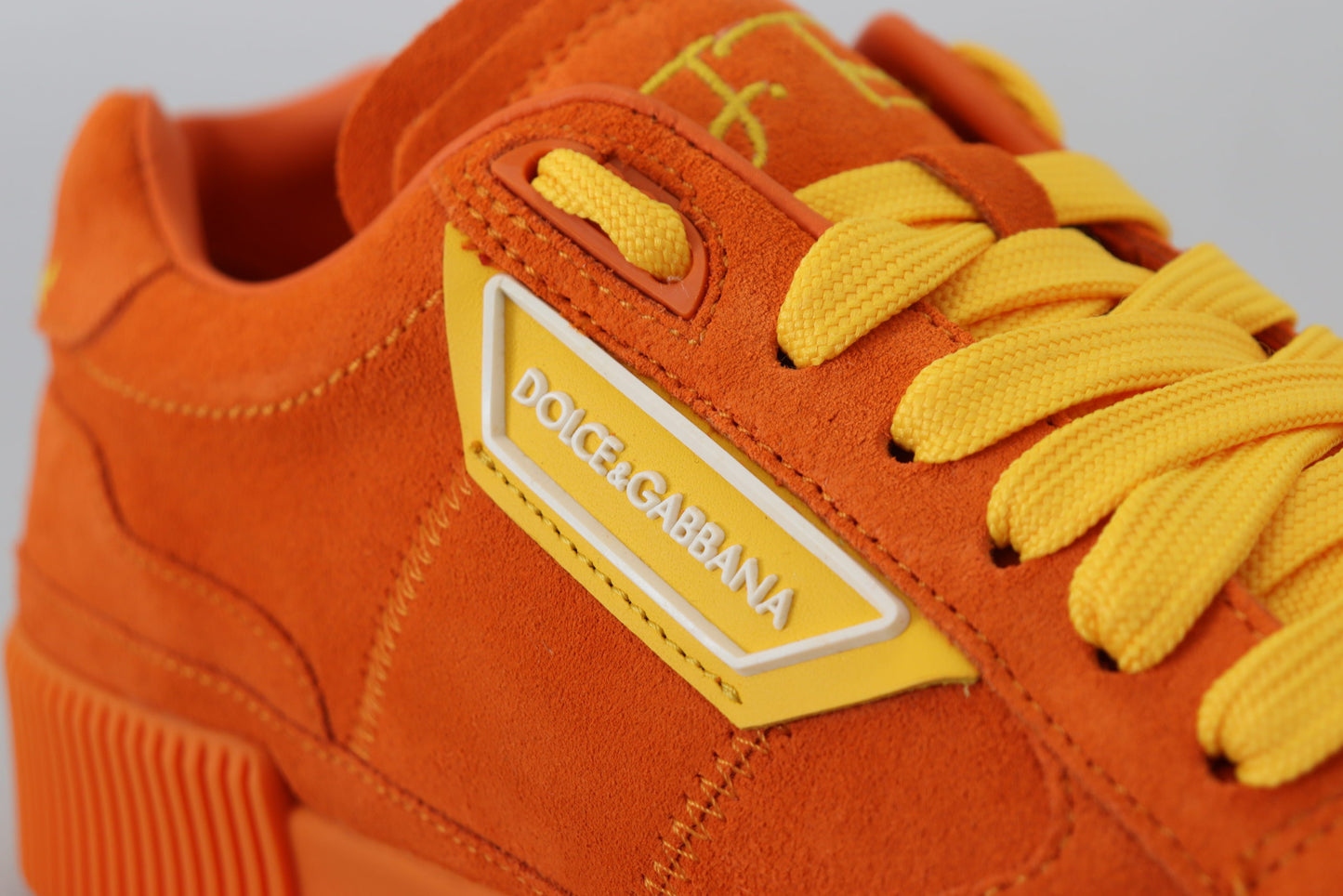 Schicke orange Wildleder-Schnürsneaker