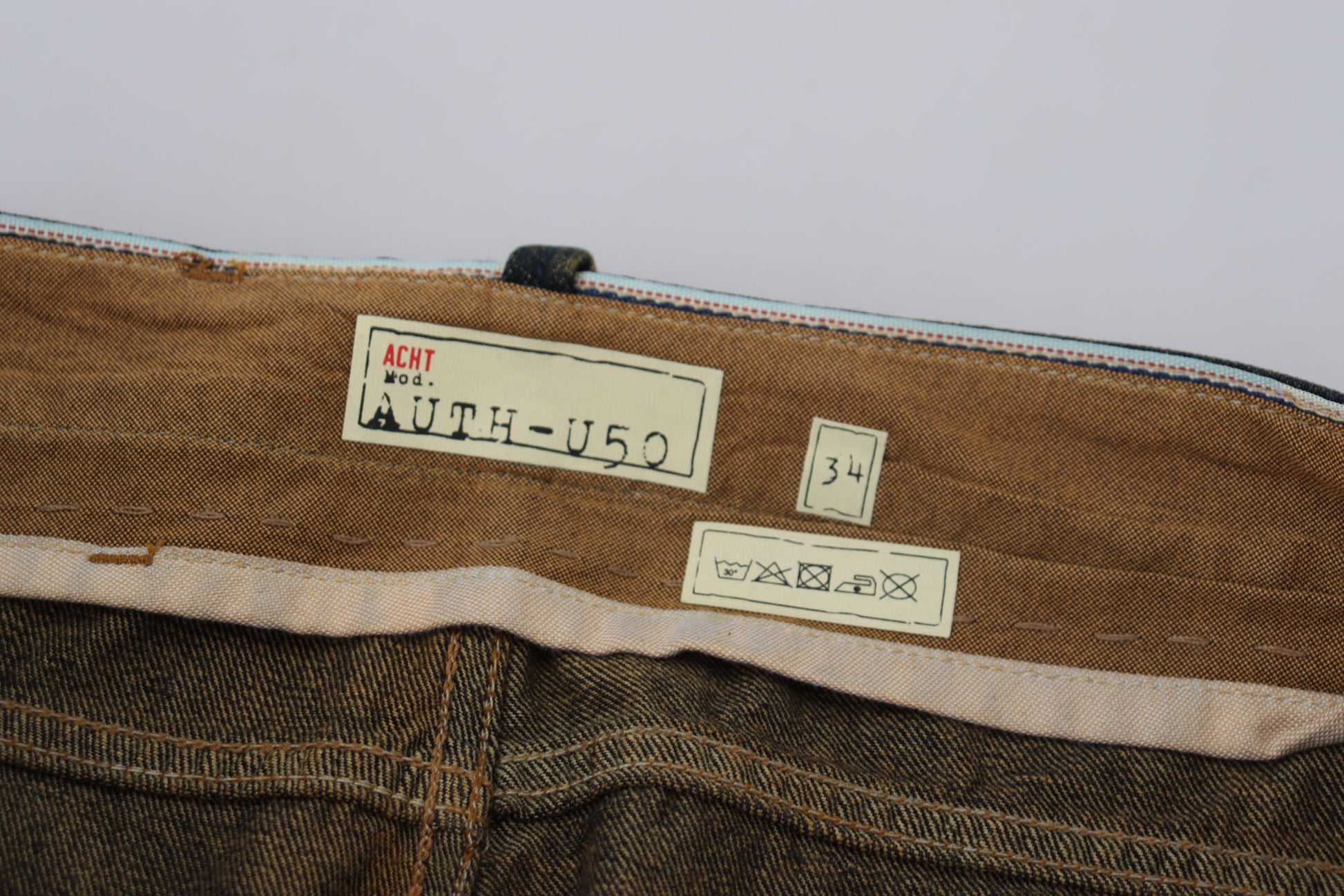 Elegante blau gewaschene Jeanshose - Authentische Handwerkskunst