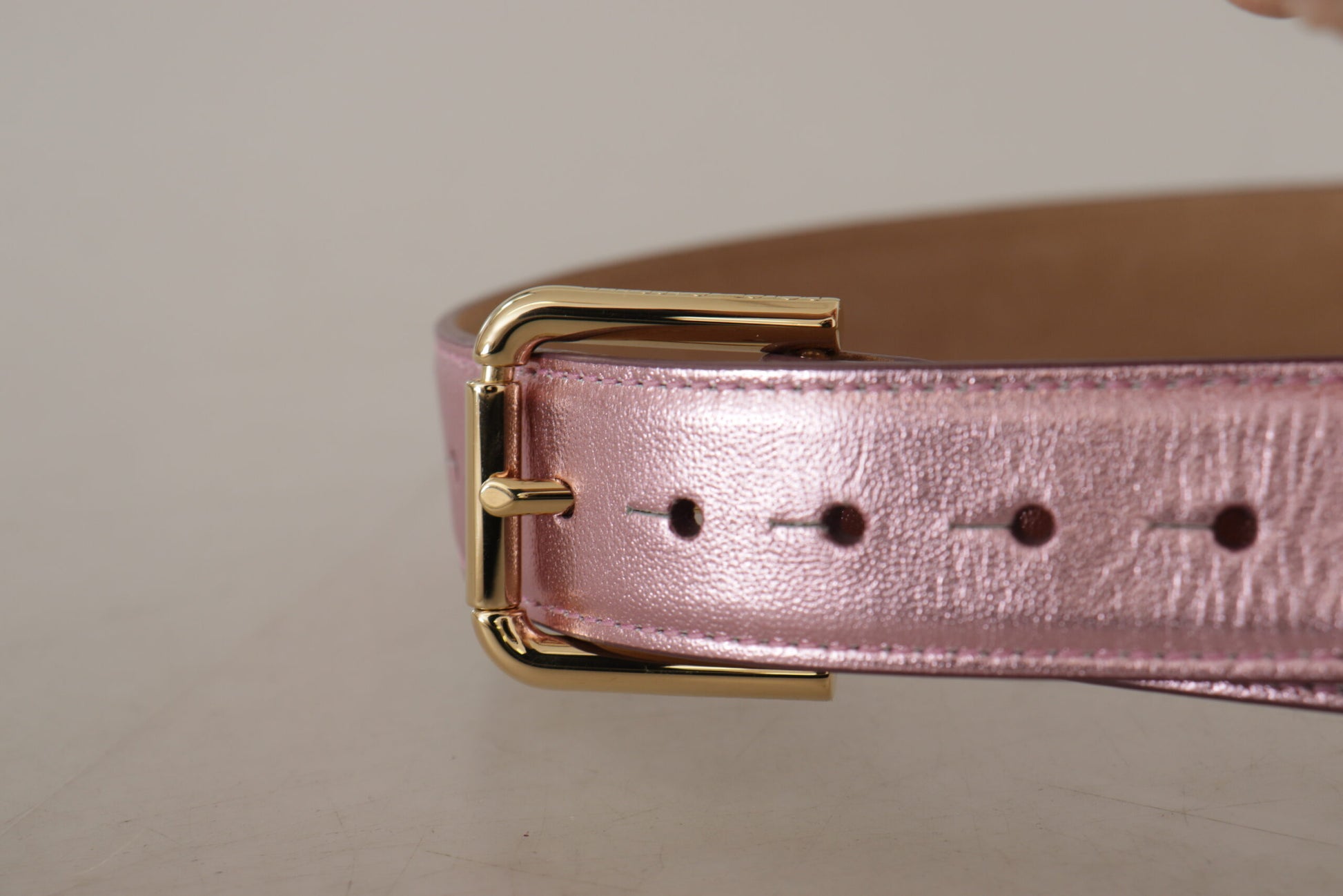 Eleganter Metallic-Pink-Ledergürtel