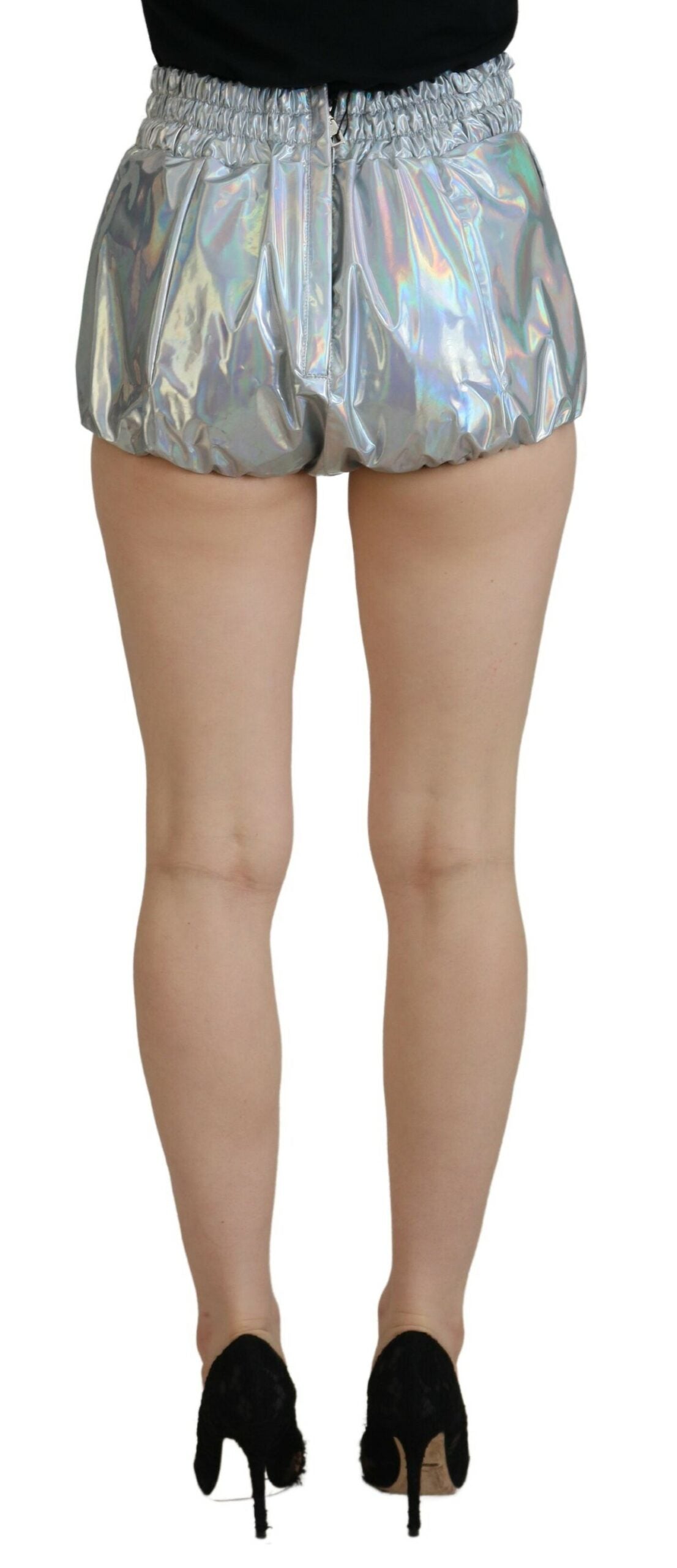 Silberne Shorts mit hoher Taille von Elevated Elegance