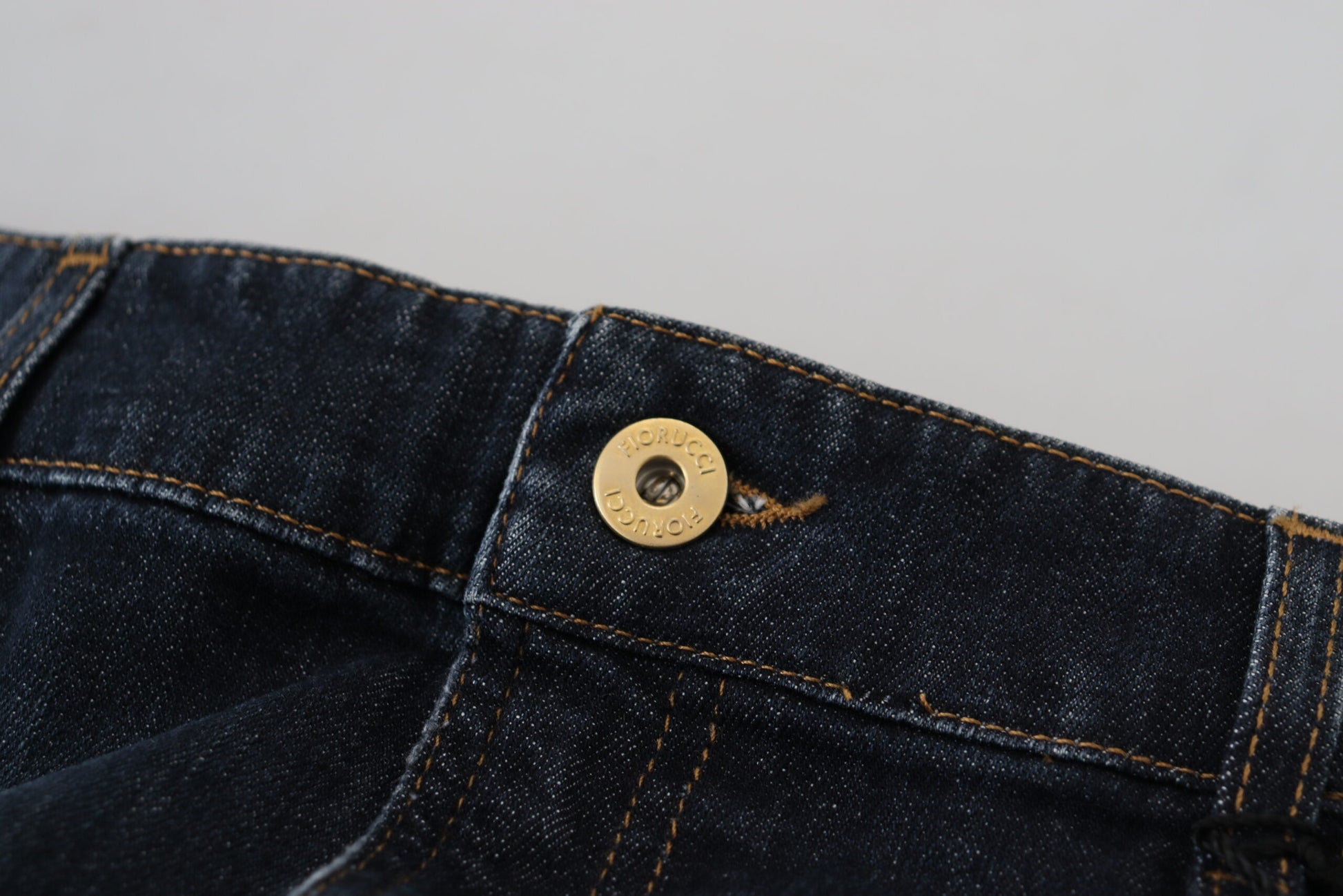 Schicker dunkelblauer Jeansrock mit mittlerer Taille