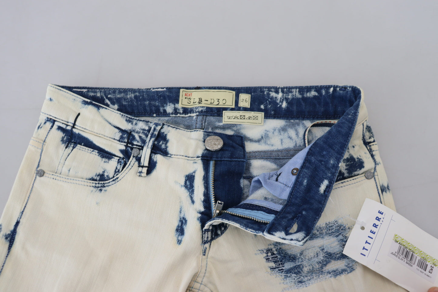 Schicke zerfetzte Röhrenjeans mit niedriger Taille