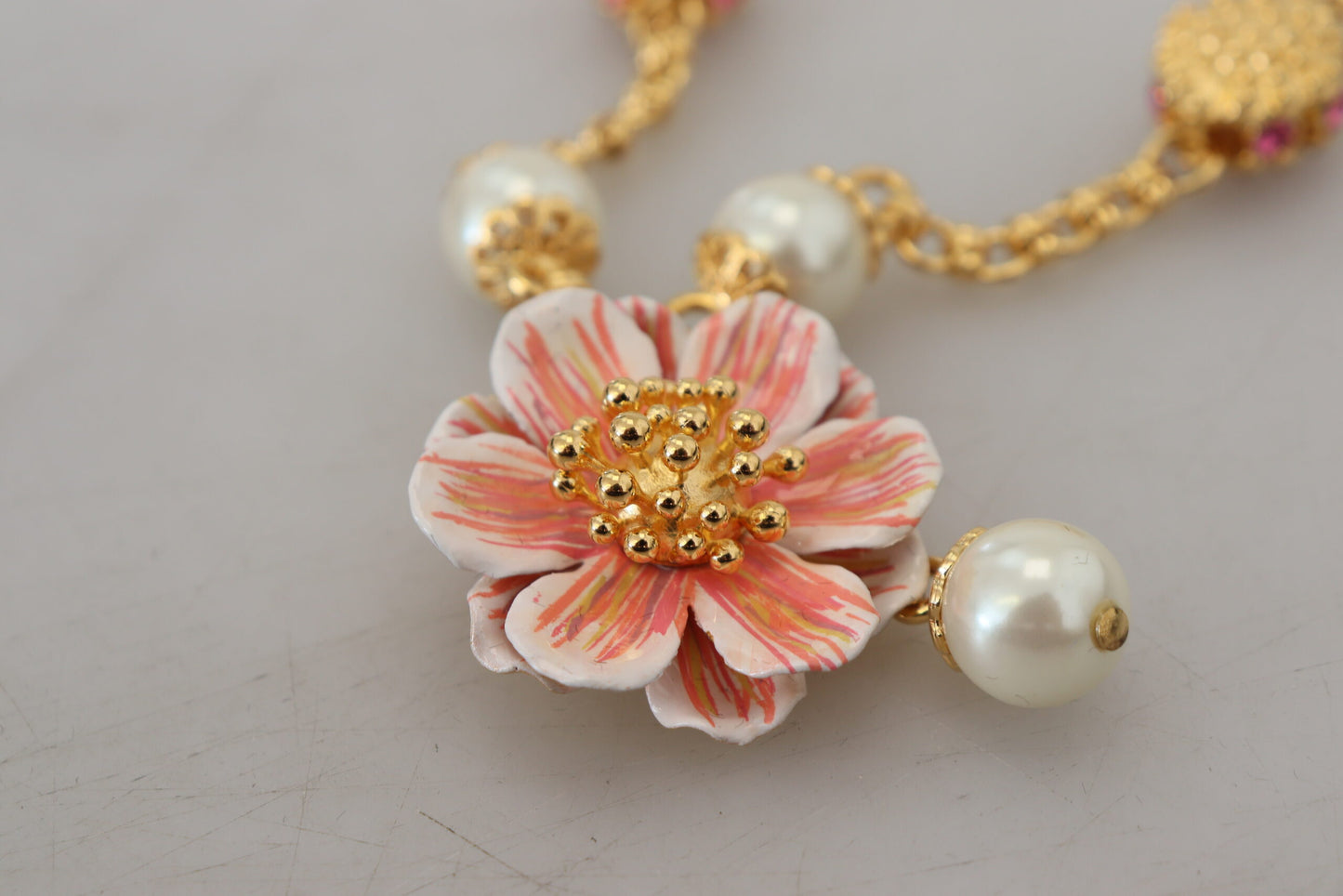 Elegante florale Statement-Charm-Halskette