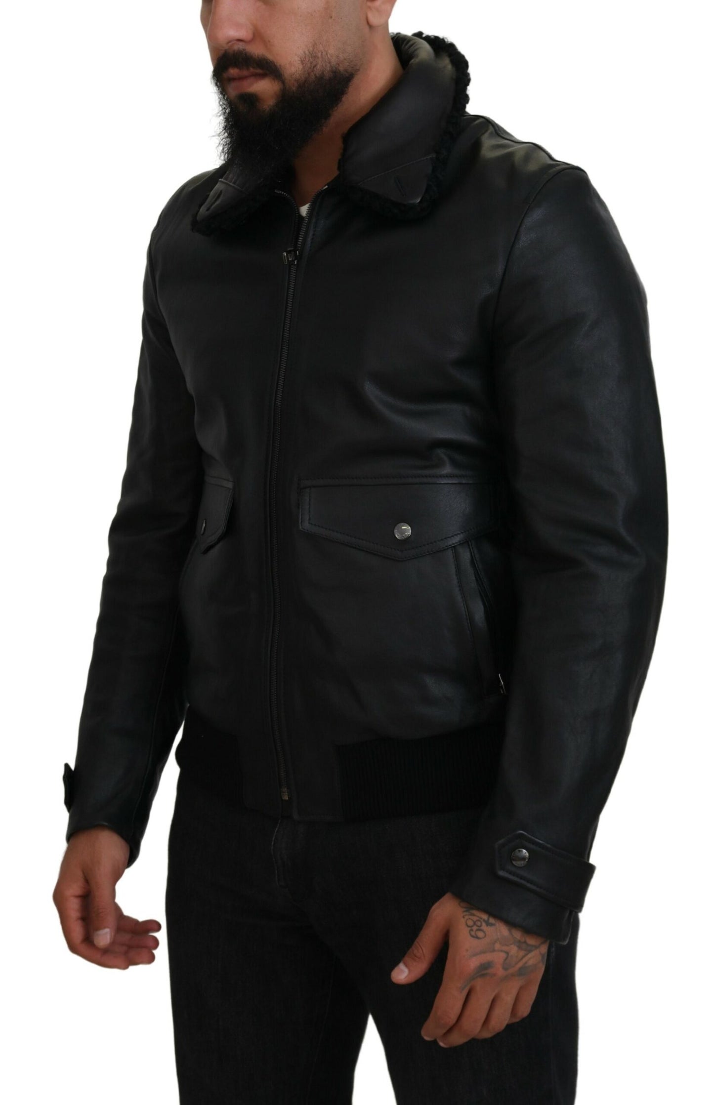 Schicke schwarze Lederjacke mit Seidenfutter