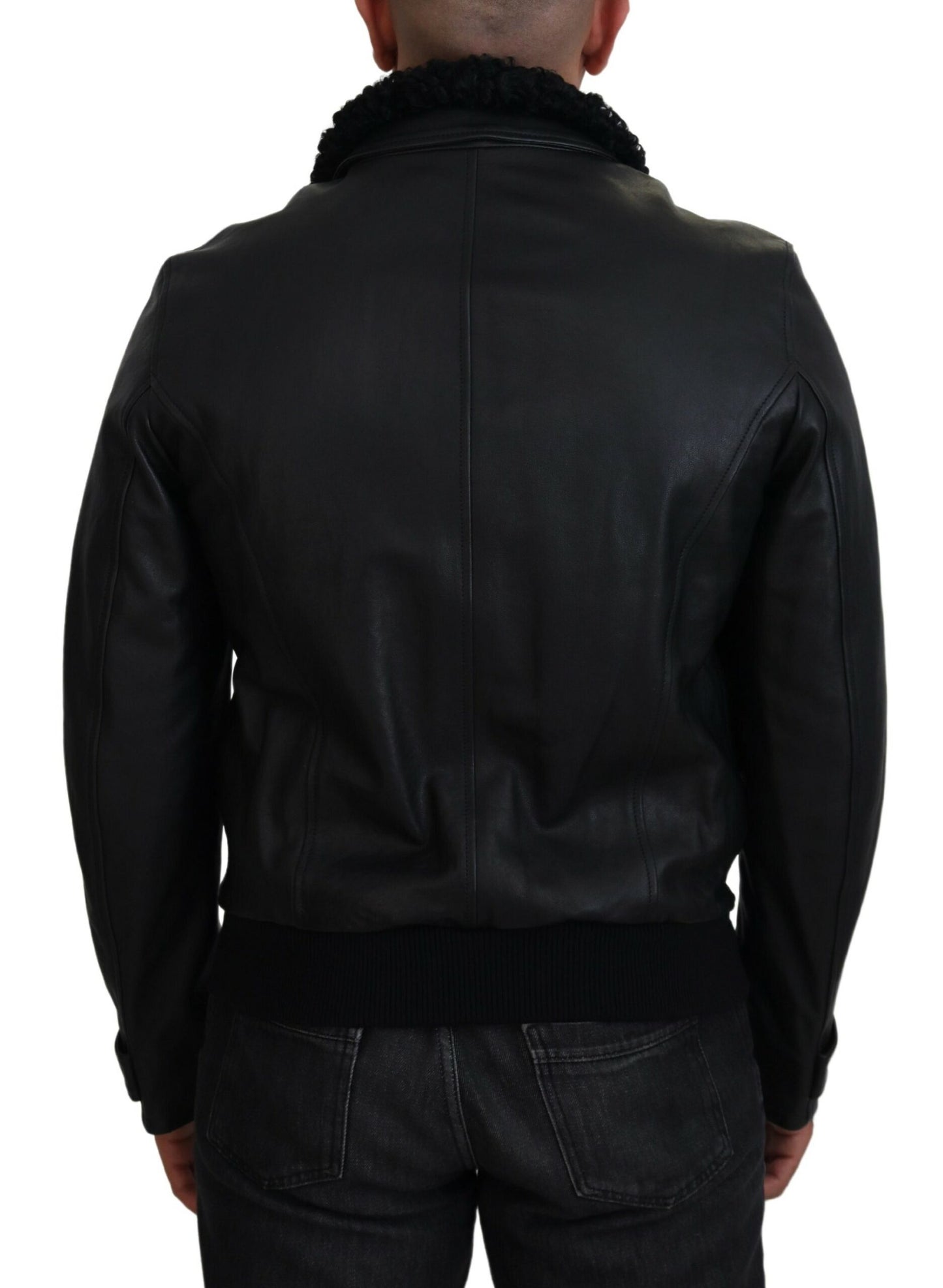 Schicke schwarze Lederjacke mit Seidenfutter