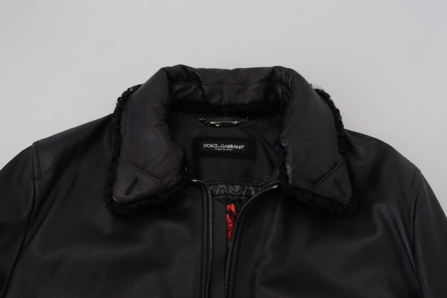 Schicke schwarze Lederjacke mit Seidenfutter