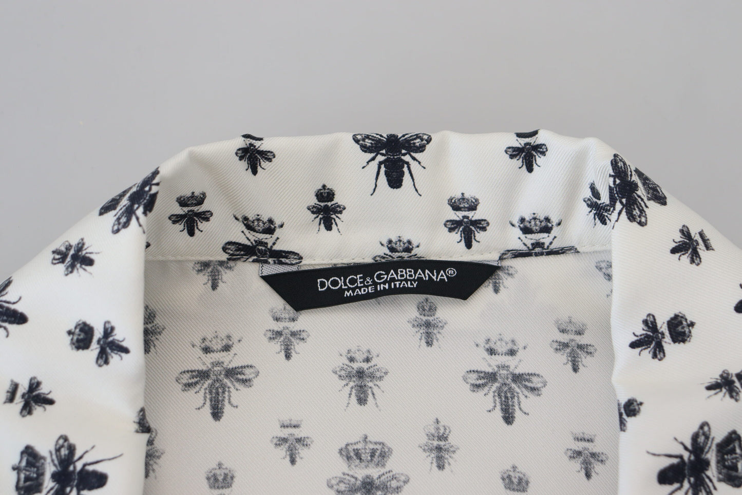 Elegantes Pyjamaoberteil aus Seide mit Kronen-Bienen-Print