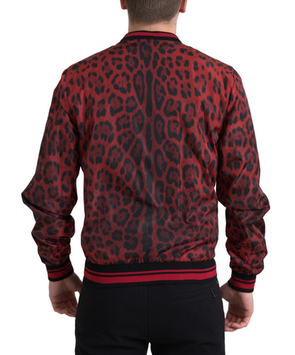 Rote Bomberjacke mit Leopardenmuster