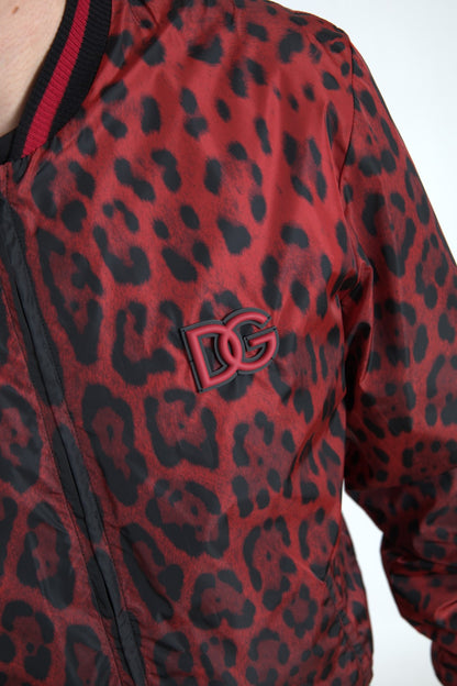 Rote Bomberjacke mit Leopardenmuster