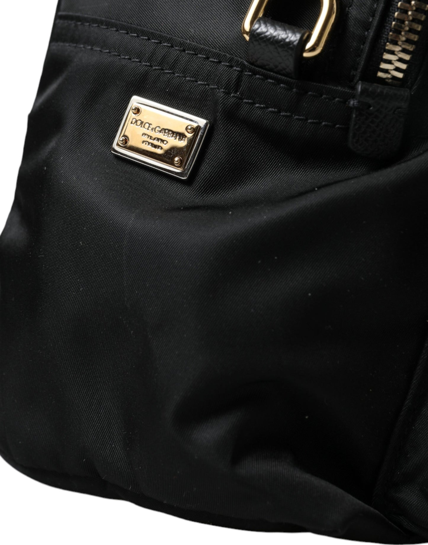 Eleganter Rucksack mit schwarzen und goldenen Details