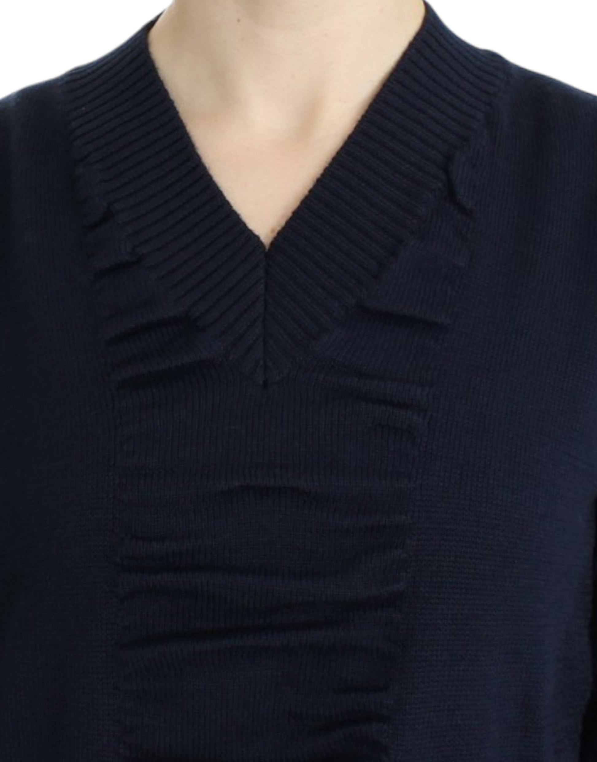 Eleganter leichter Pullover mit V-Ausschnitt