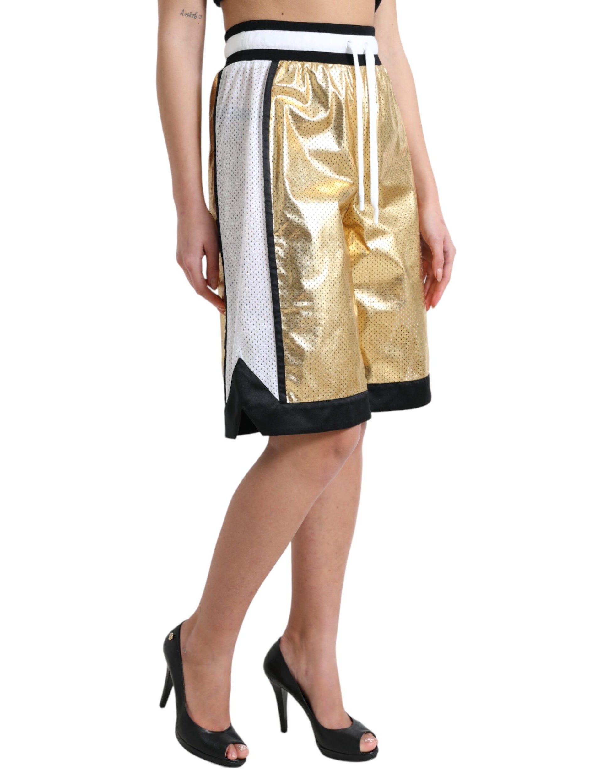 Erhabene Eleganz: Goldene Shorts mit hoher Taille