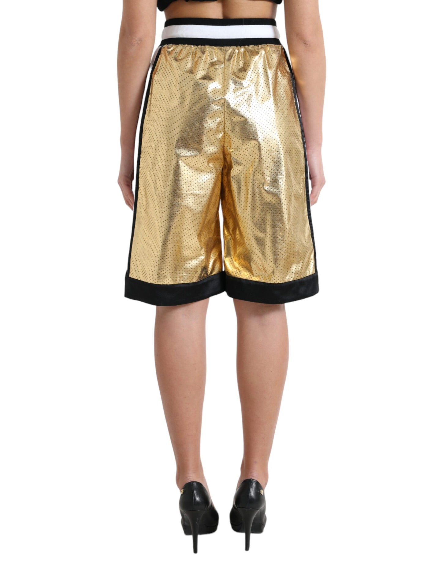 Erhabene Eleganz: Goldene Shorts mit hoher Taille