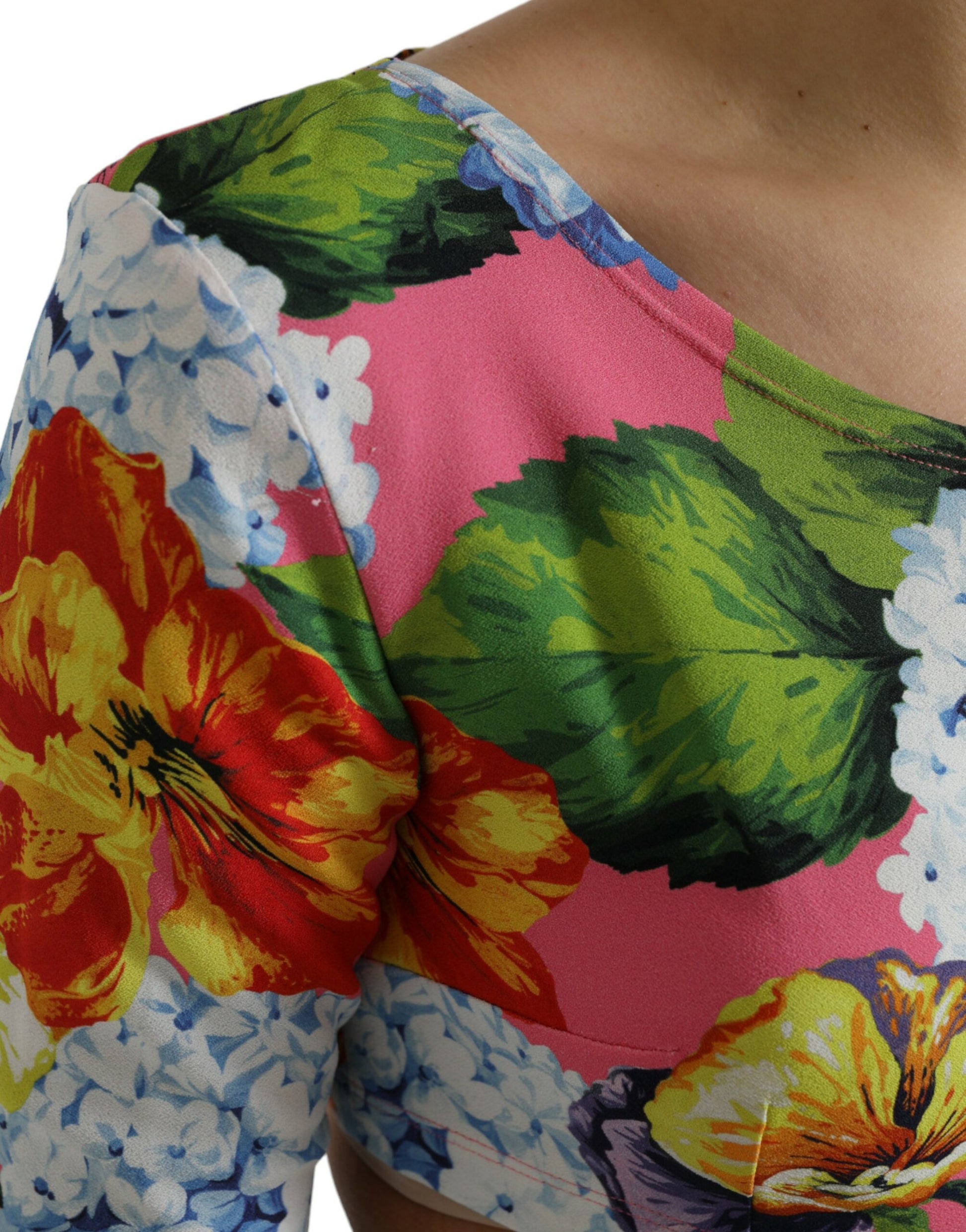 Kurze Bluse mit floraler Eleganz