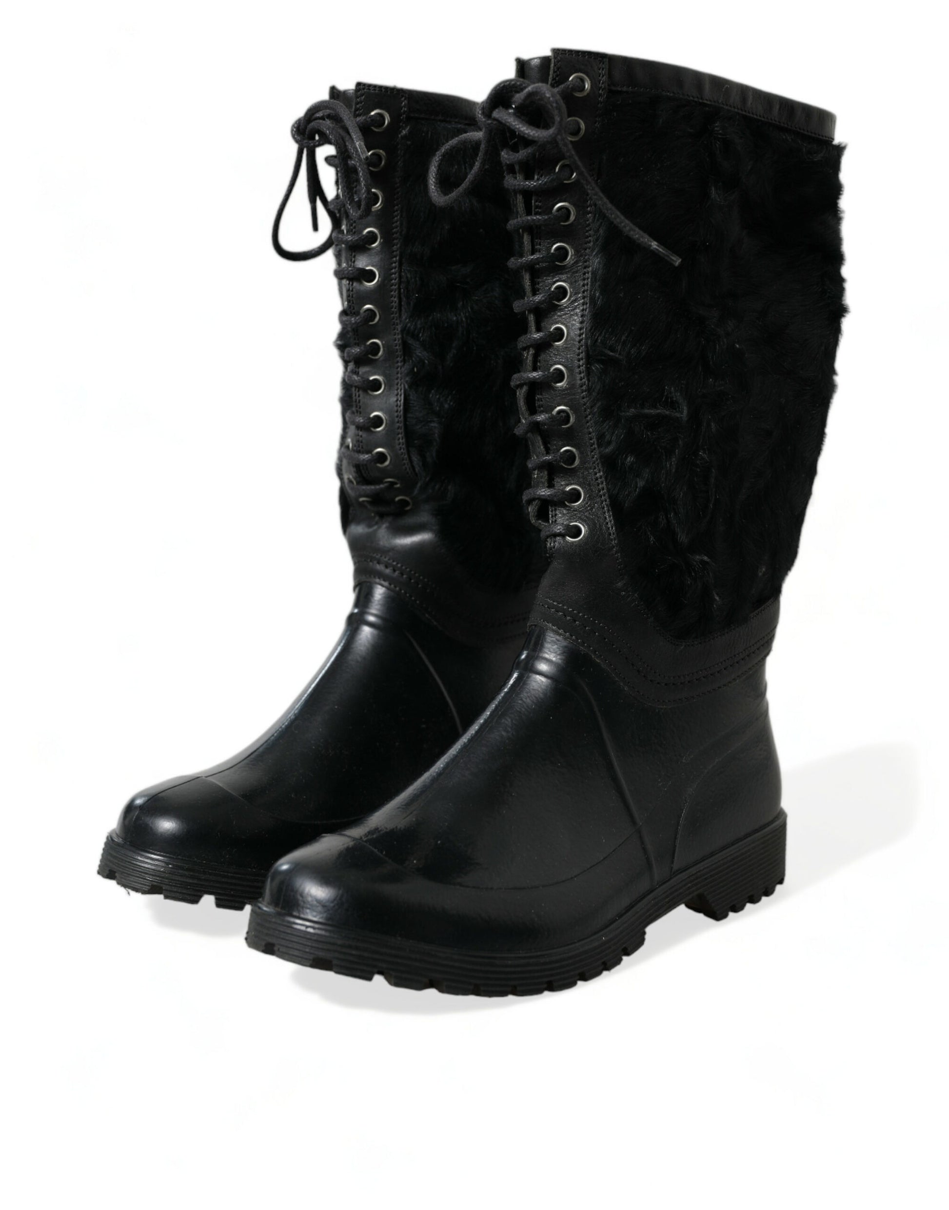 Schicke schwarze Stiefel mit halbhohem Schaft aus Lammfell