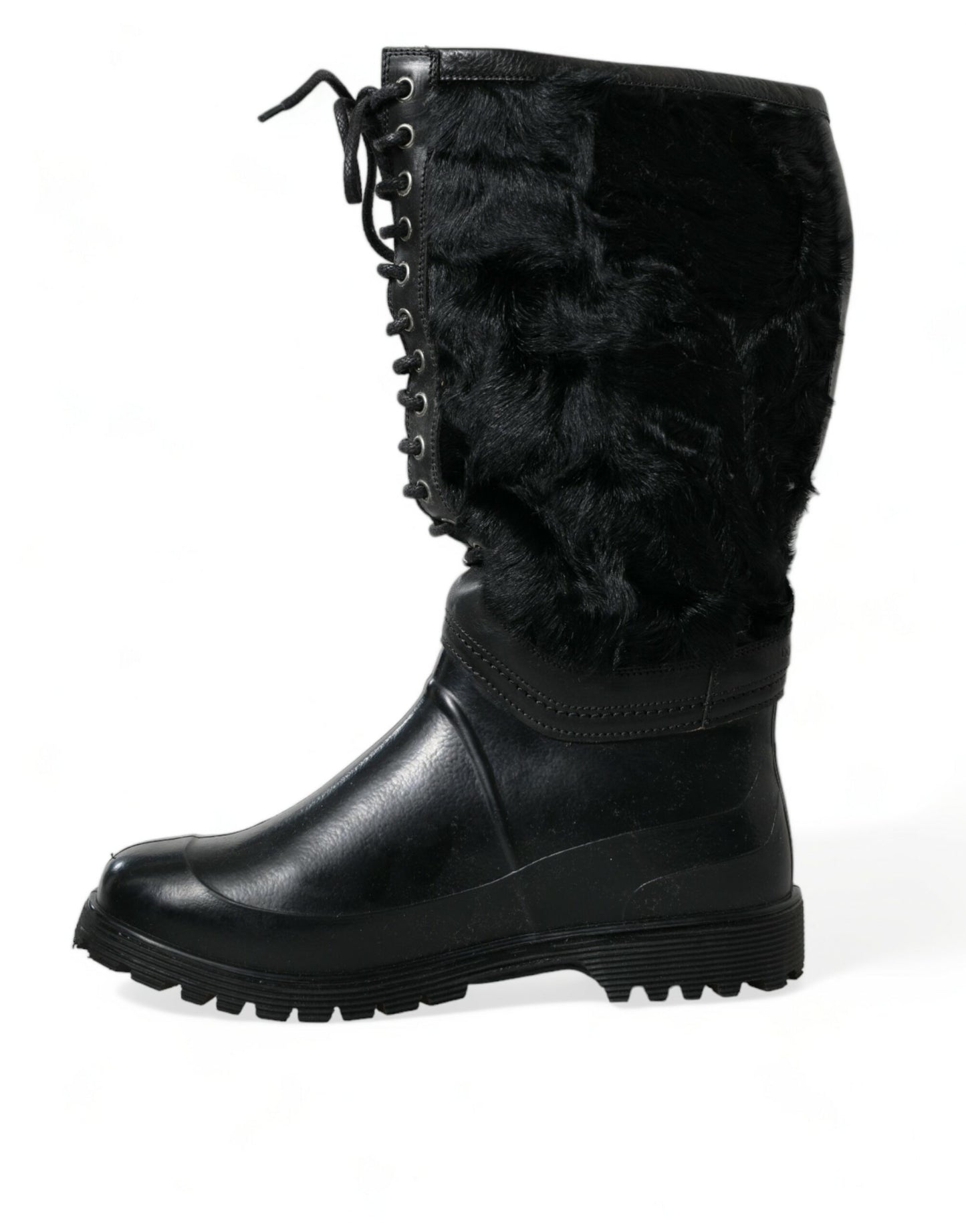 Schicke schwarze Stiefel mit halbhohem Schaft aus Lammfell