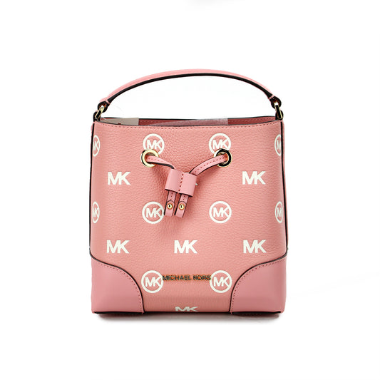 Kleine Messenger-Tasche „Mercer“ mit Primrose-Prägung und Kordelzug