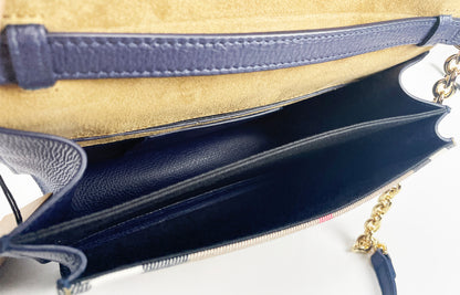 Macken – Kleine Umhängetasche aus Leder in Regency-Blau mit House Check-Muster