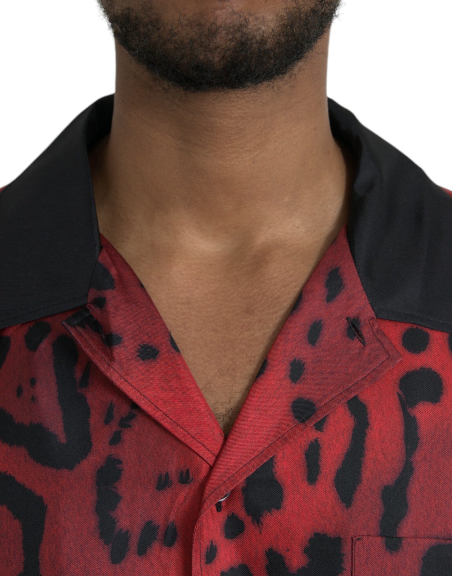 Rotes Button-Down-Hemd aus Seide mit Leopardenmuster