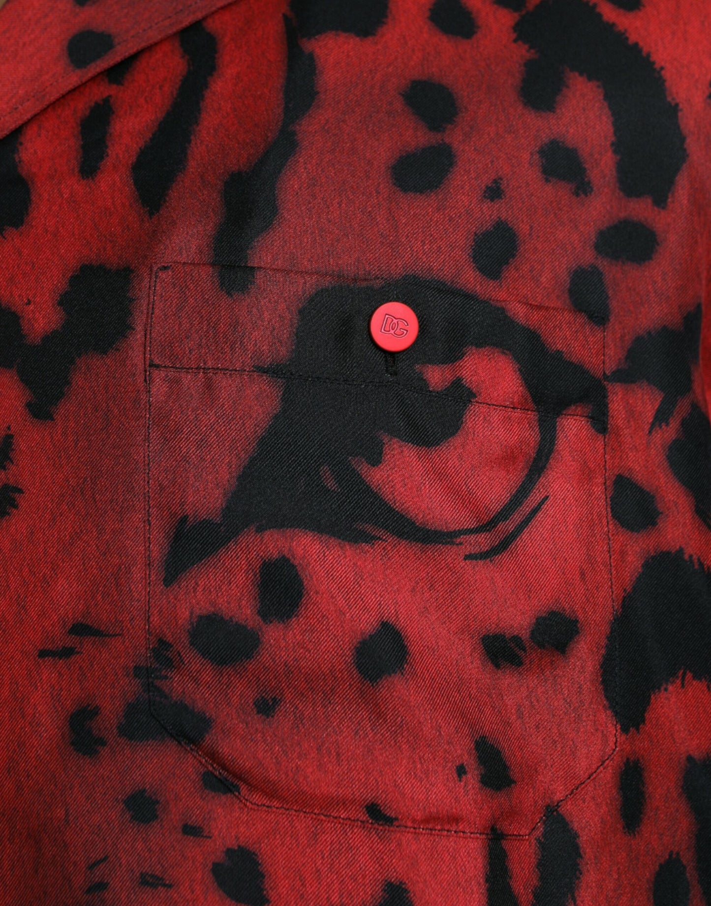 Rotes Button-Down-Hemd aus Seide mit Leopardenmuster