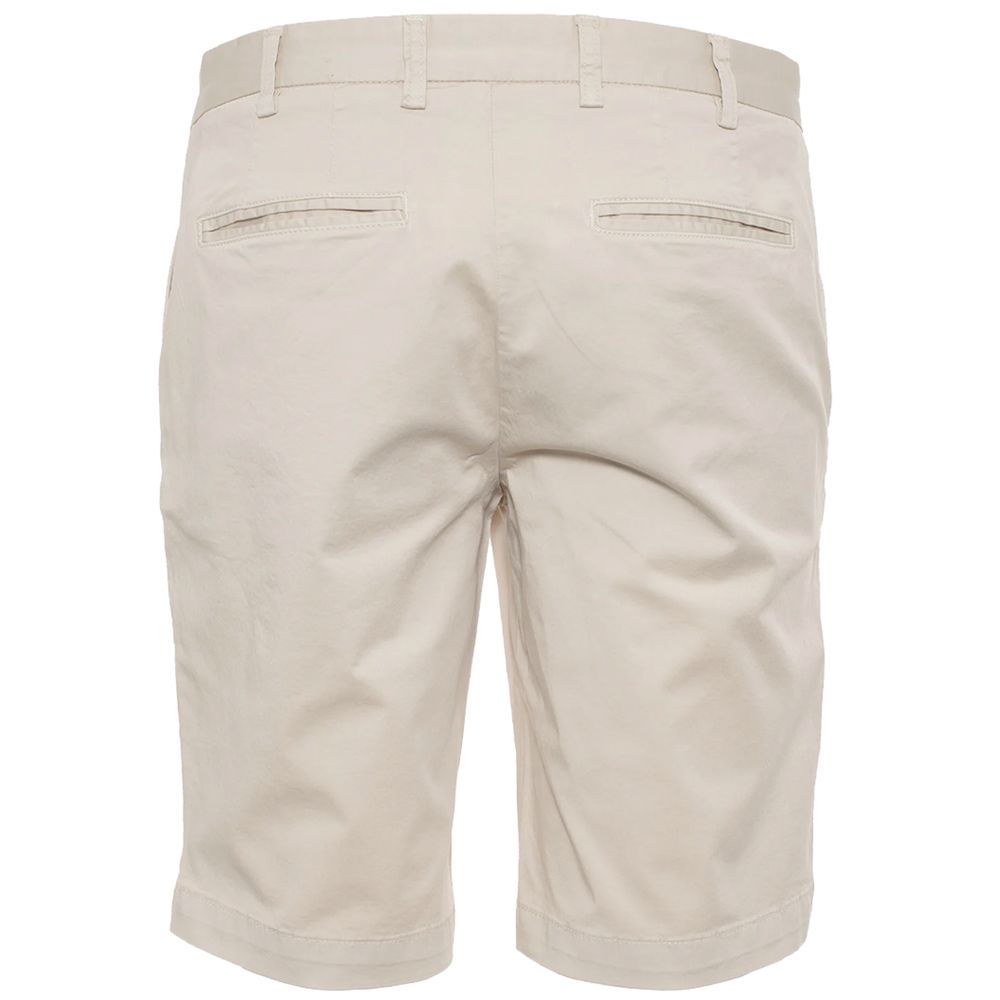 Edle beige Bermuda Shorts mit Logo Patch