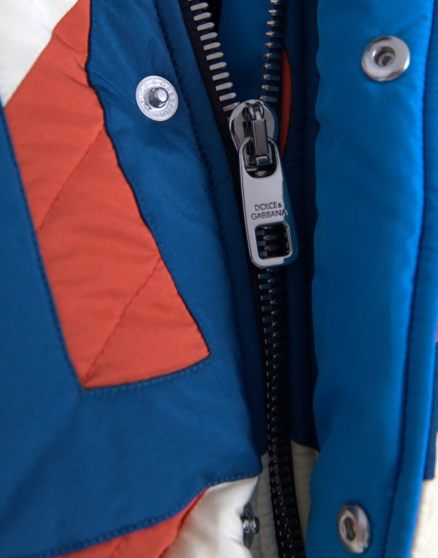 Mehrfarbige Puffer-Windjacke mit Logo