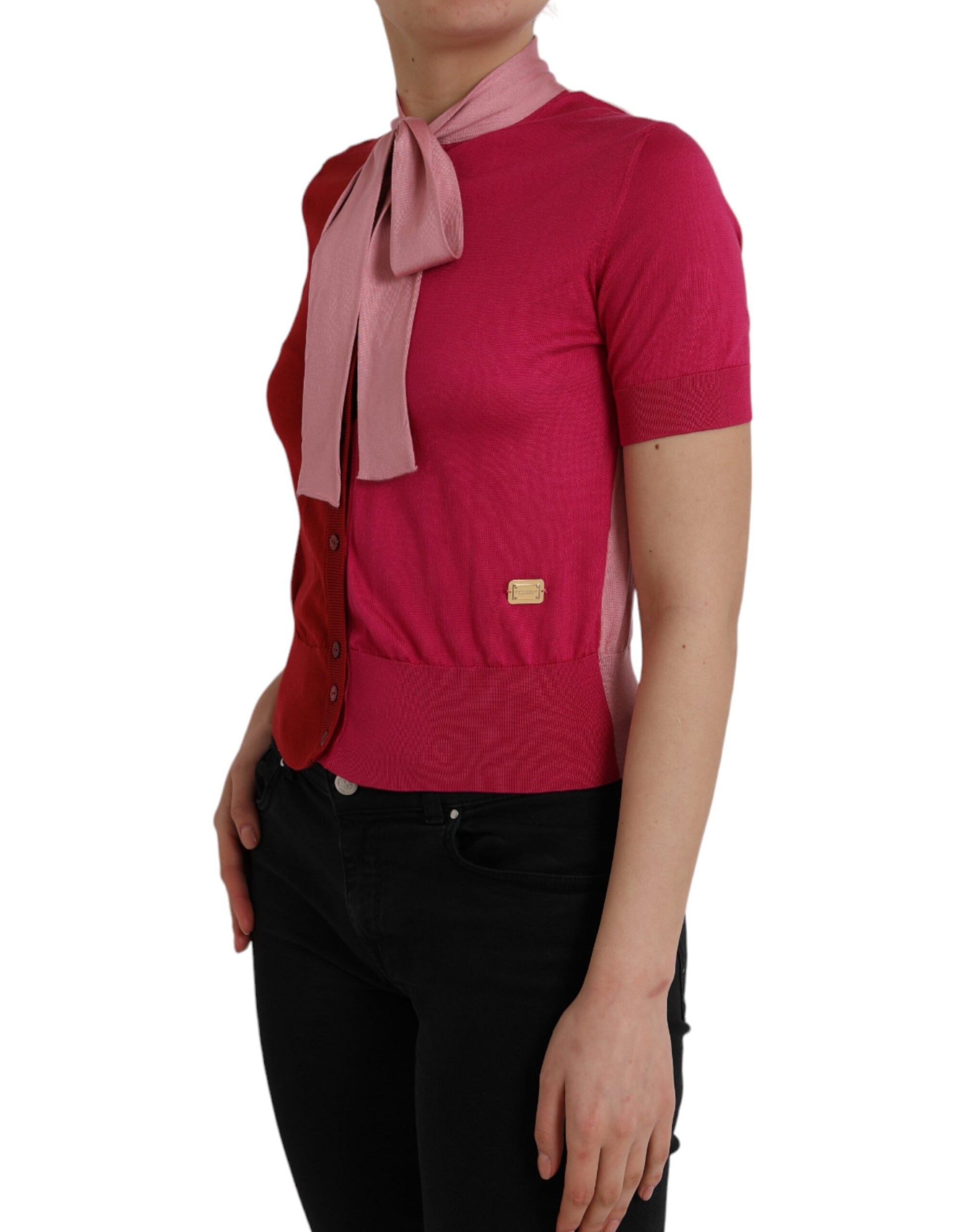 Rosa Pullover mit Ascot-Kragen und kurzen Ärmeln