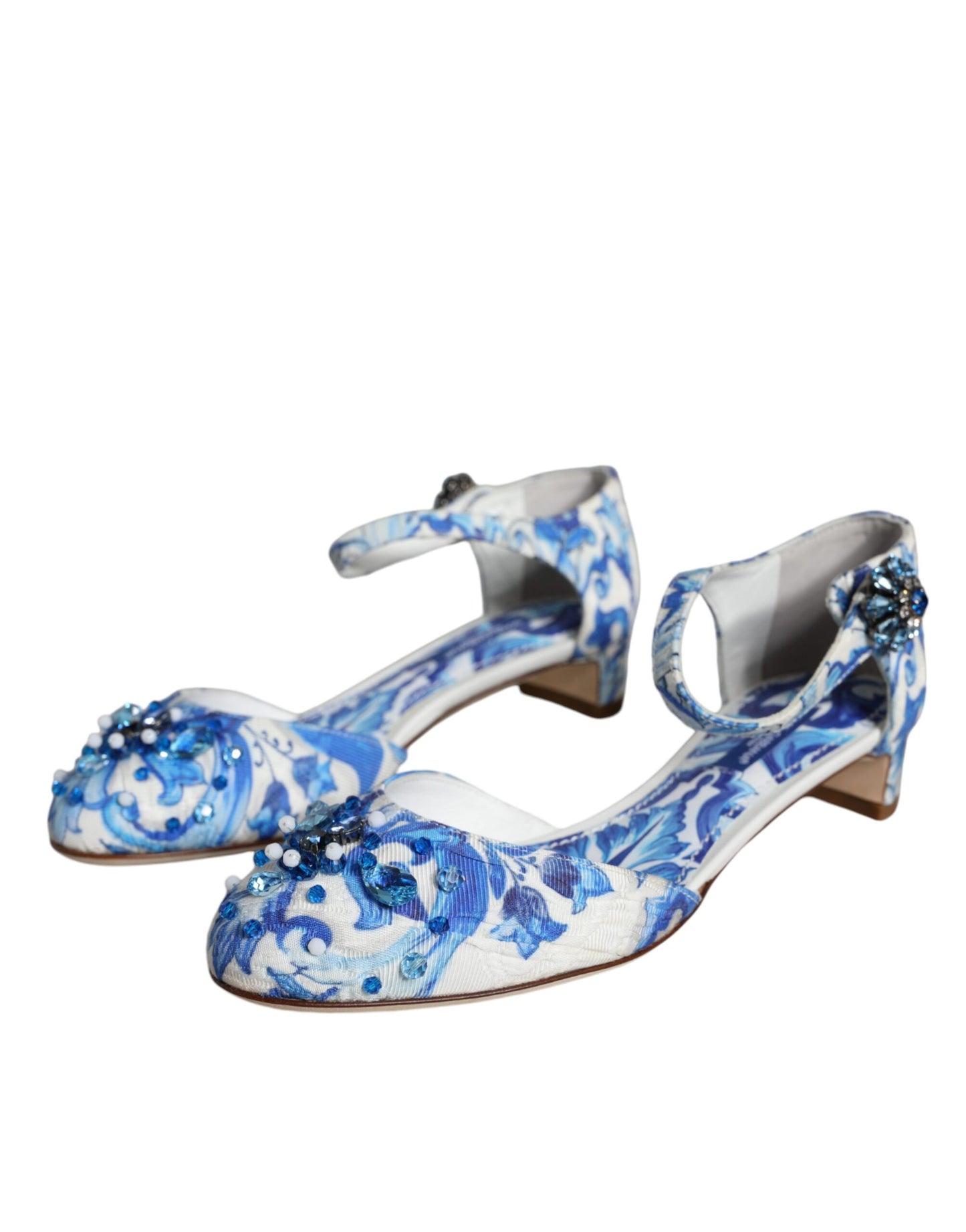 Sandalen mit Knöchelriemen in Weiß und Blau mit Majolika-Print