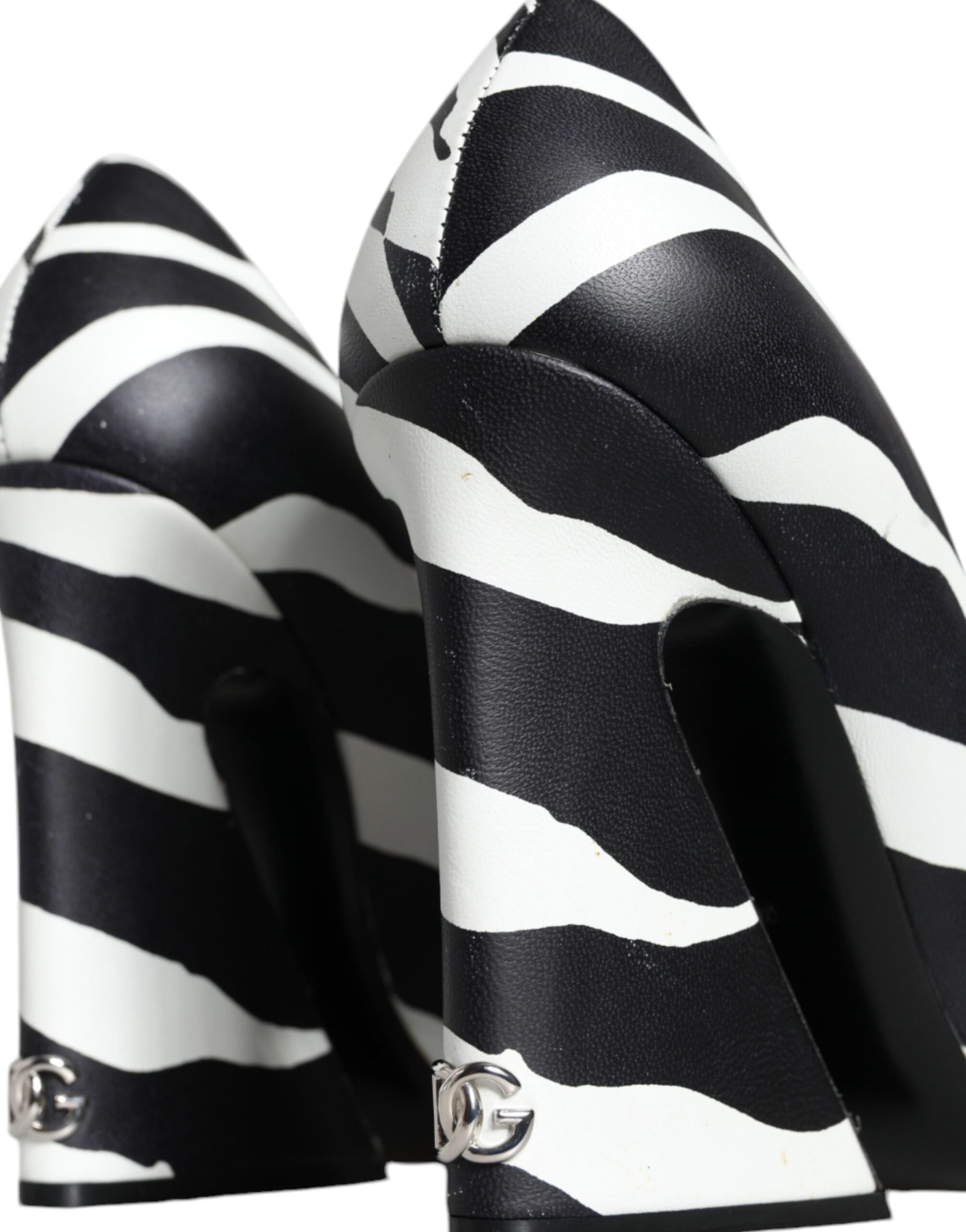 Weiße schwarze Zebra-Leder-Pumps mit hohen Absätzen