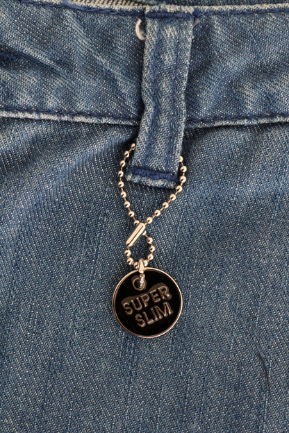 Superschmale, blau verwaschene Baumwolljeans