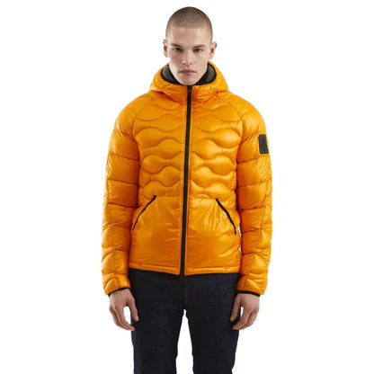 Orangefarbene Nylonjacke